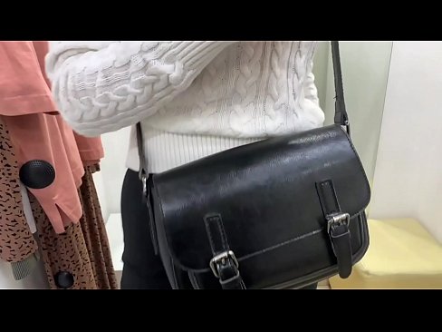 ❤️ אוננות פומבית של הכלבה הצעירה פרלברי עם דילדו בחדר המתאים פורנו ב-iw.hochu-sex-tomsk.ru